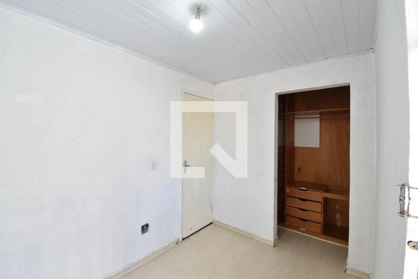 47 m² apartment with a walk-in closet and a home office — photo 3