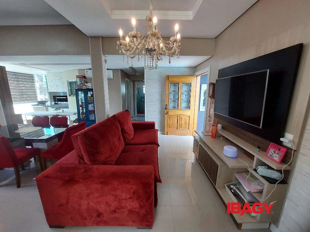 Casa de 200 m² con 3 dormitorios, cocina abierta y balcón — photo 4