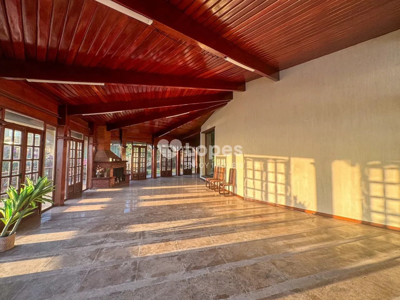 Balcony with a grill in a 5-bedroom house, 942 m² — photo 12