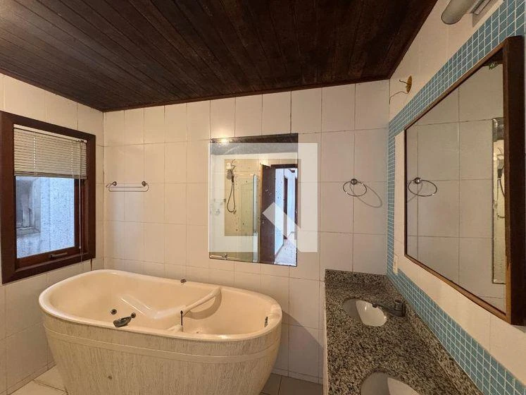 1000 m² house with a washing machine and a bathtub — photo 34