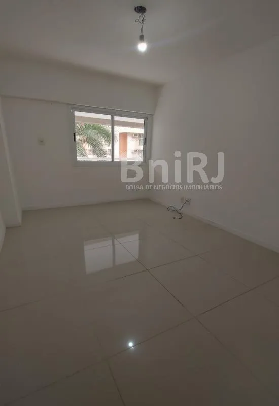 3-bedroom apartment in a building with a pool — photo 20