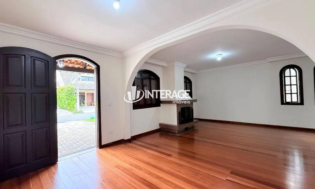 Wood or laminate floors in a 4-bedroom house, 200 m² — photo 4