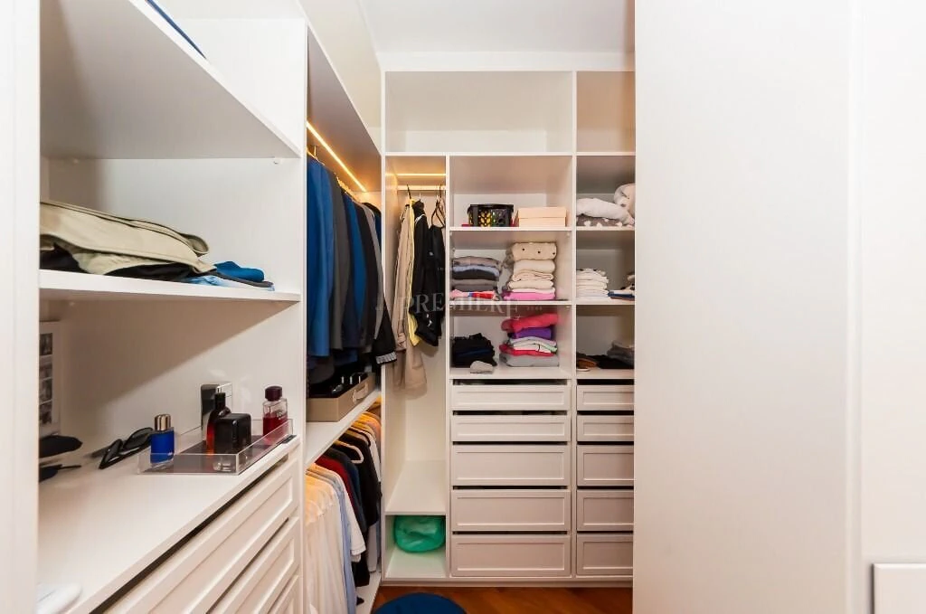 266 m² apartment with a walk-in closet and a bathtub — photo 8