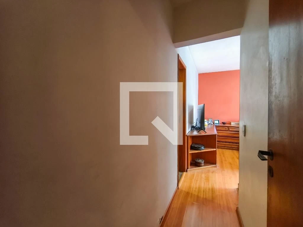 Furnished 4-bedroom apartment with balcony — photo 3