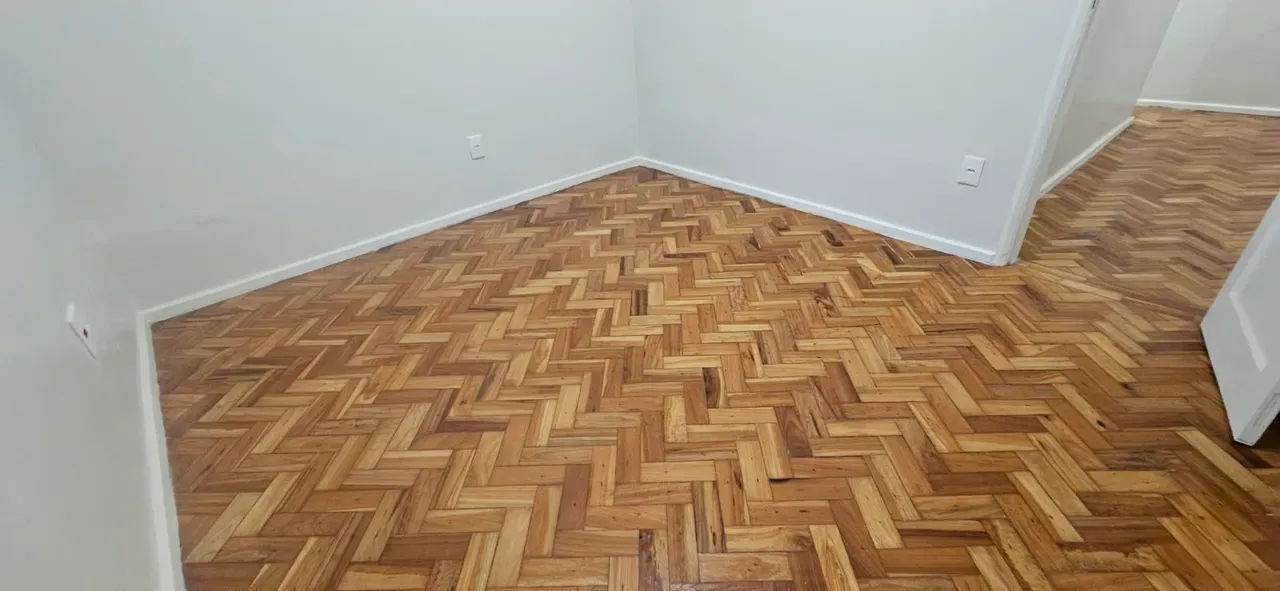 Apartamento de 2 quartos com piso de madeira ou laminado — photo 26