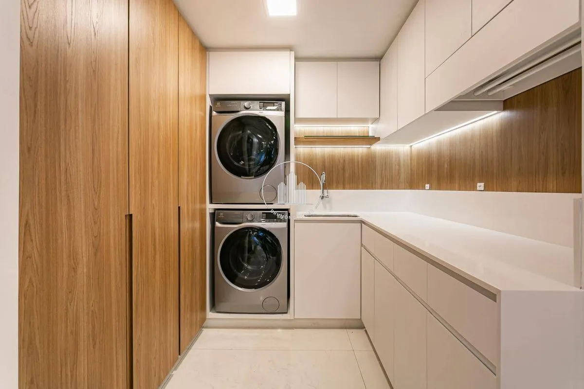 House with 6 en-suite bedrooms, 800 m² and 4 parking spots — photo 40