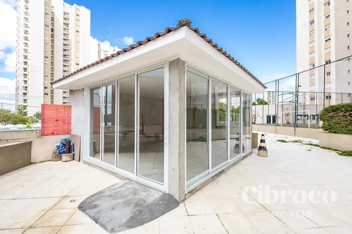 Balcony with a grill in a 4-bedroom apartment, 131 m² — photo 36