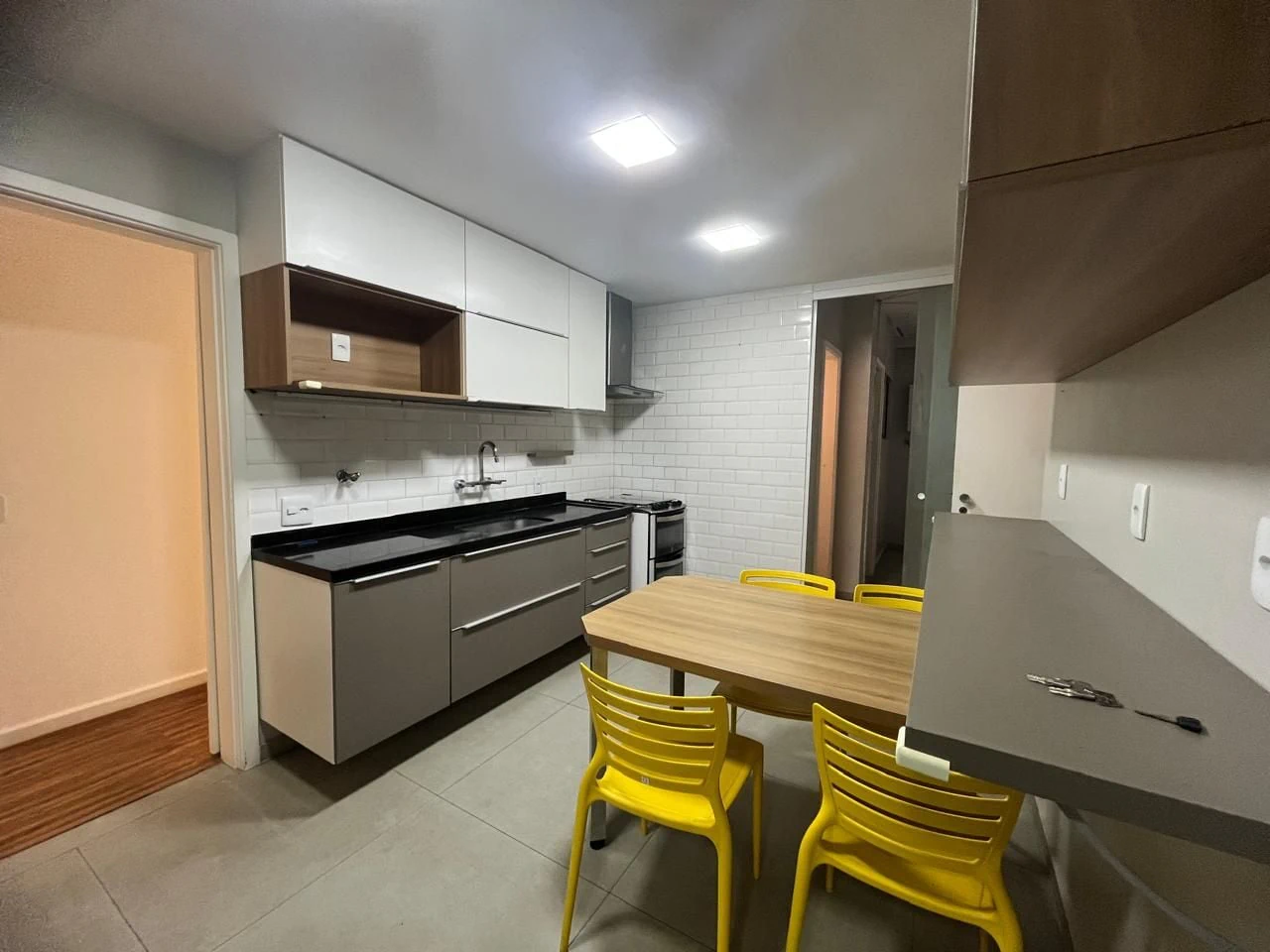 Glass-enclosed balcony in a 3-bedroom apartment, 160 m² — photo 2