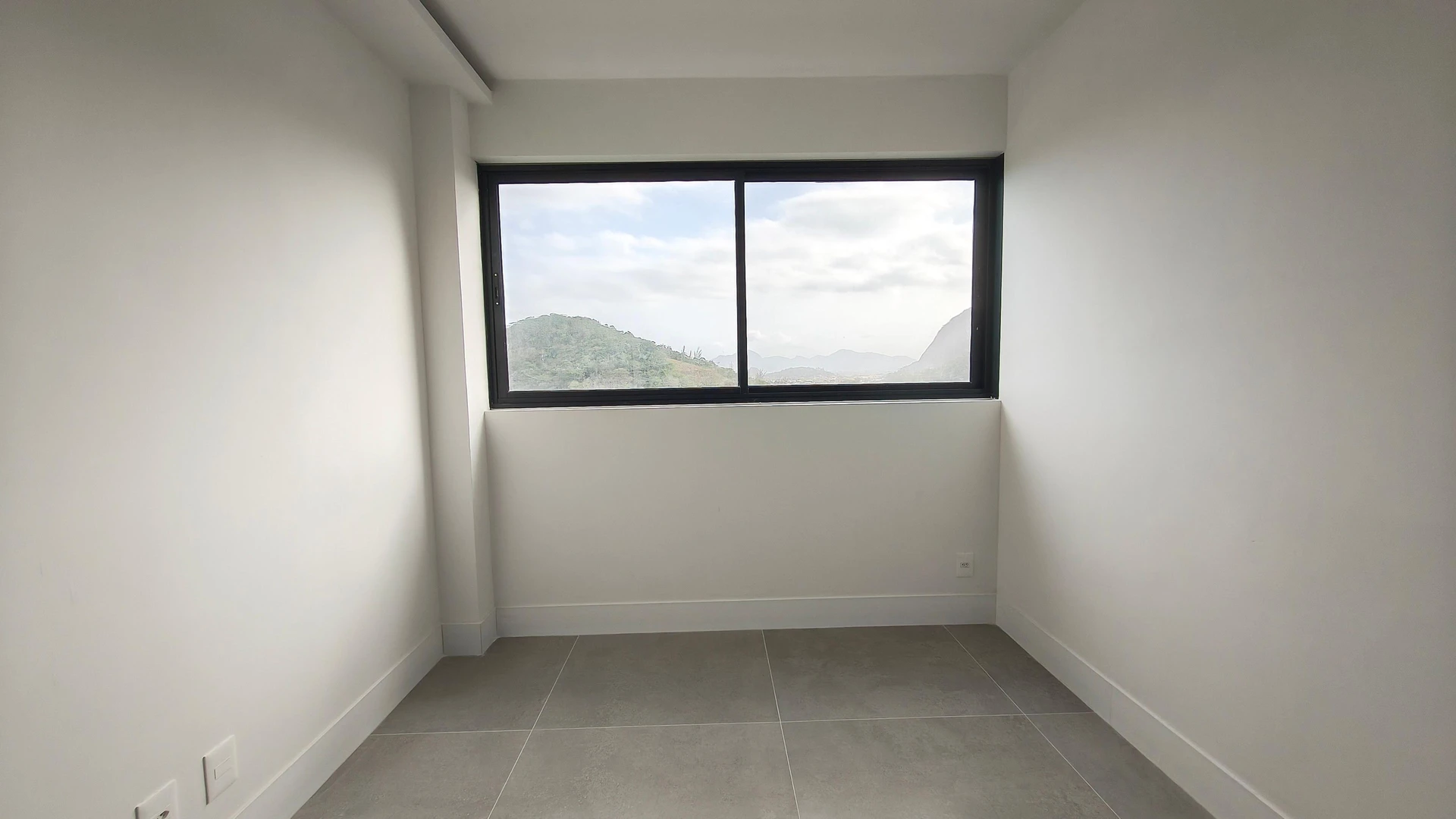 Unfurnished apartment with 2 bedrooms and open-plan kitchen — photo 7