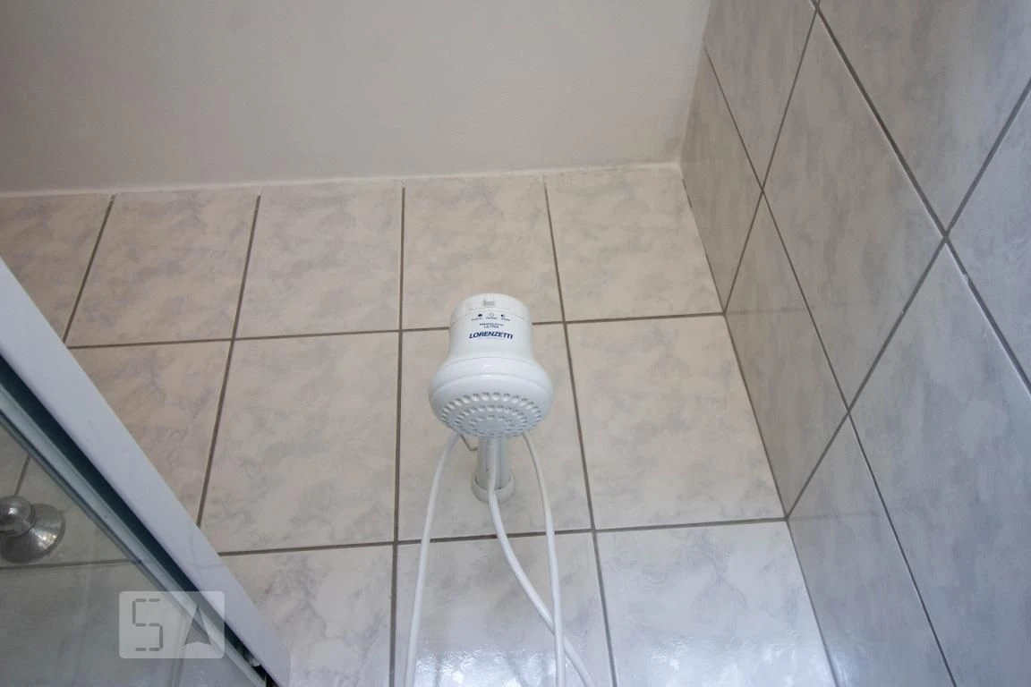 Casa sem mobília com 2 quartos e 1 banheiro