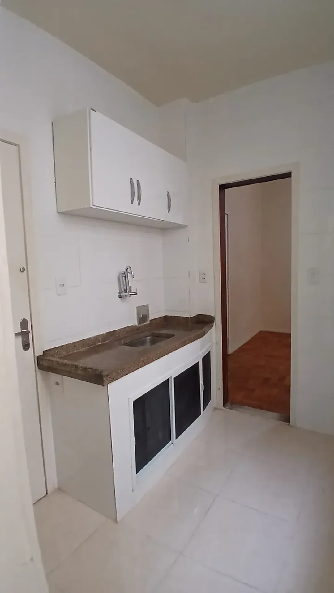 Walk-in closet in a one-bedroom apartment, 45 m² — photo 11