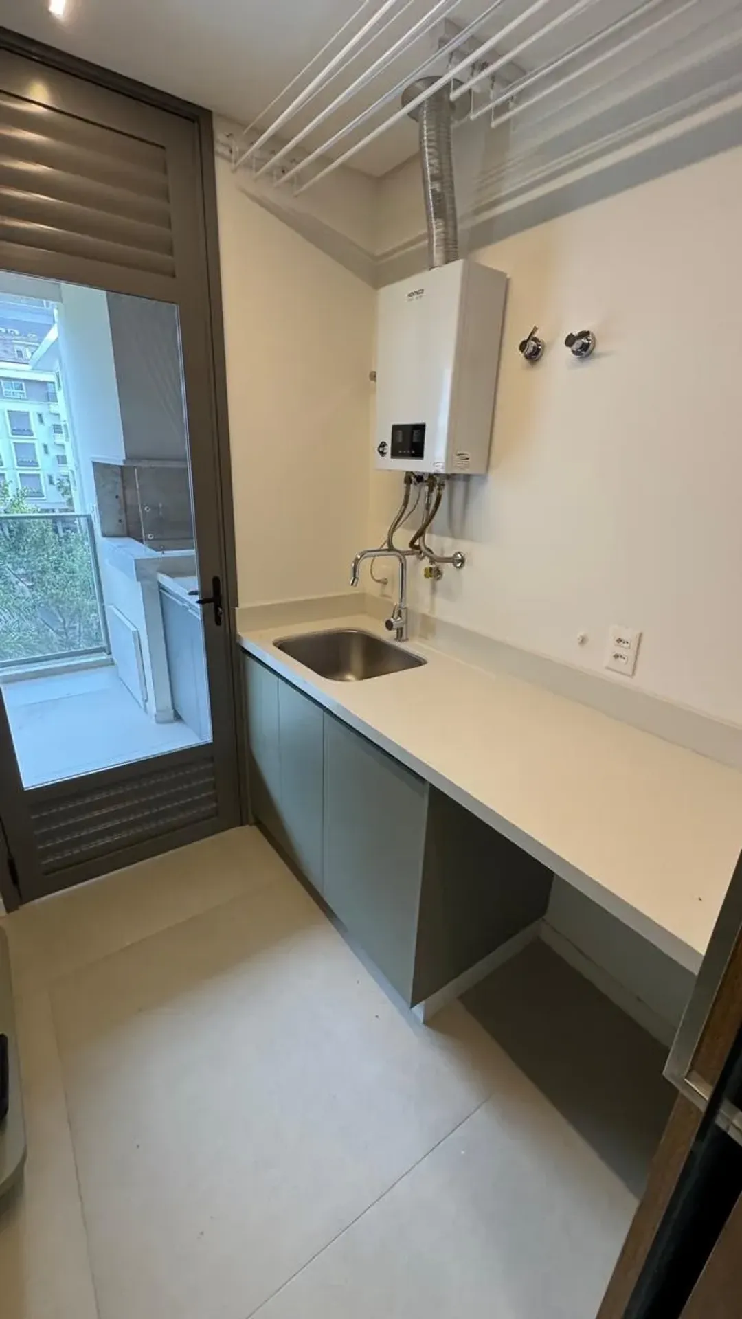 Walk-in closet in a 3-bedroom apartment, 136 m² — photo 8