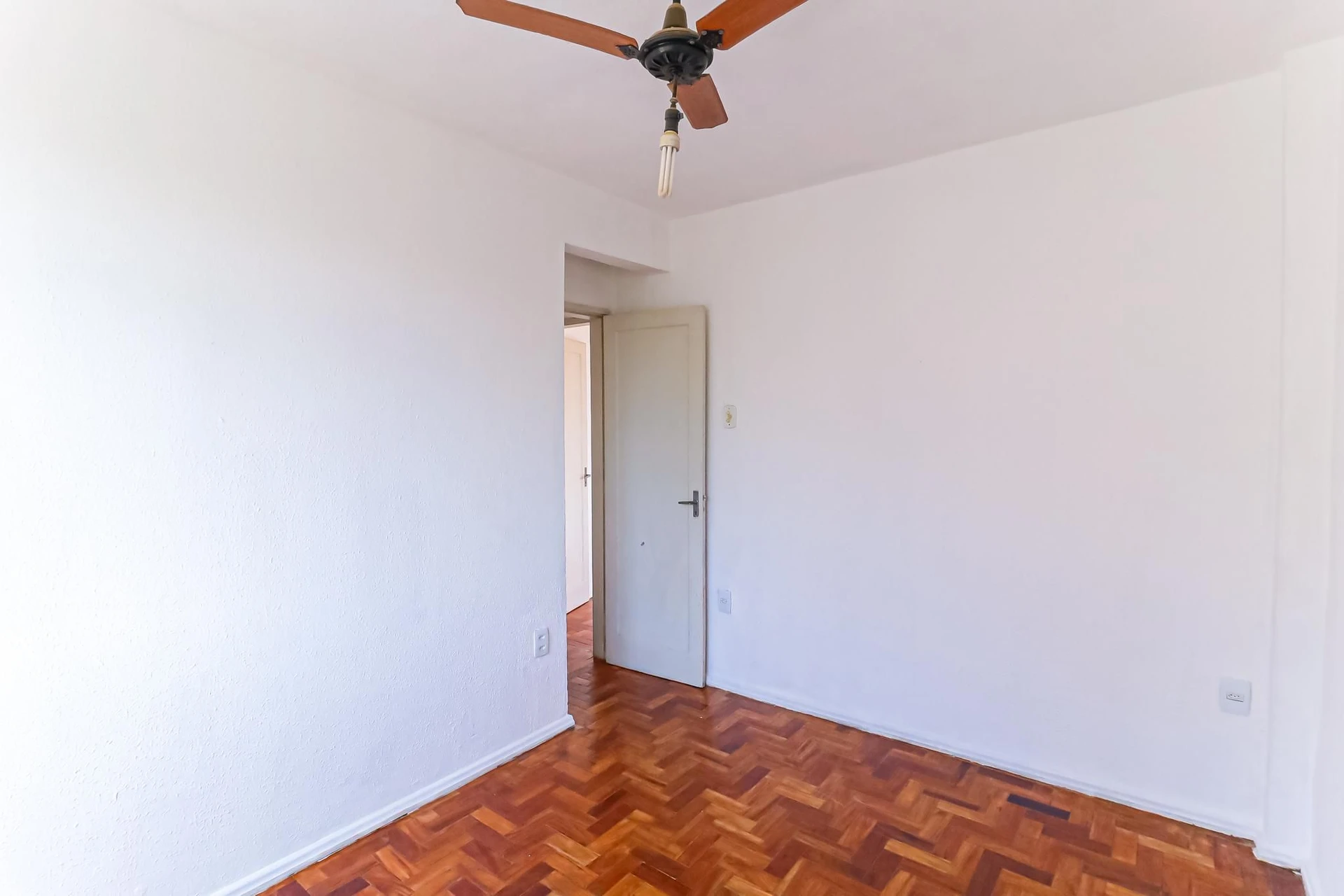 Wood or laminate floors in a 2-bedroom apartment, 62 m² — photo 19