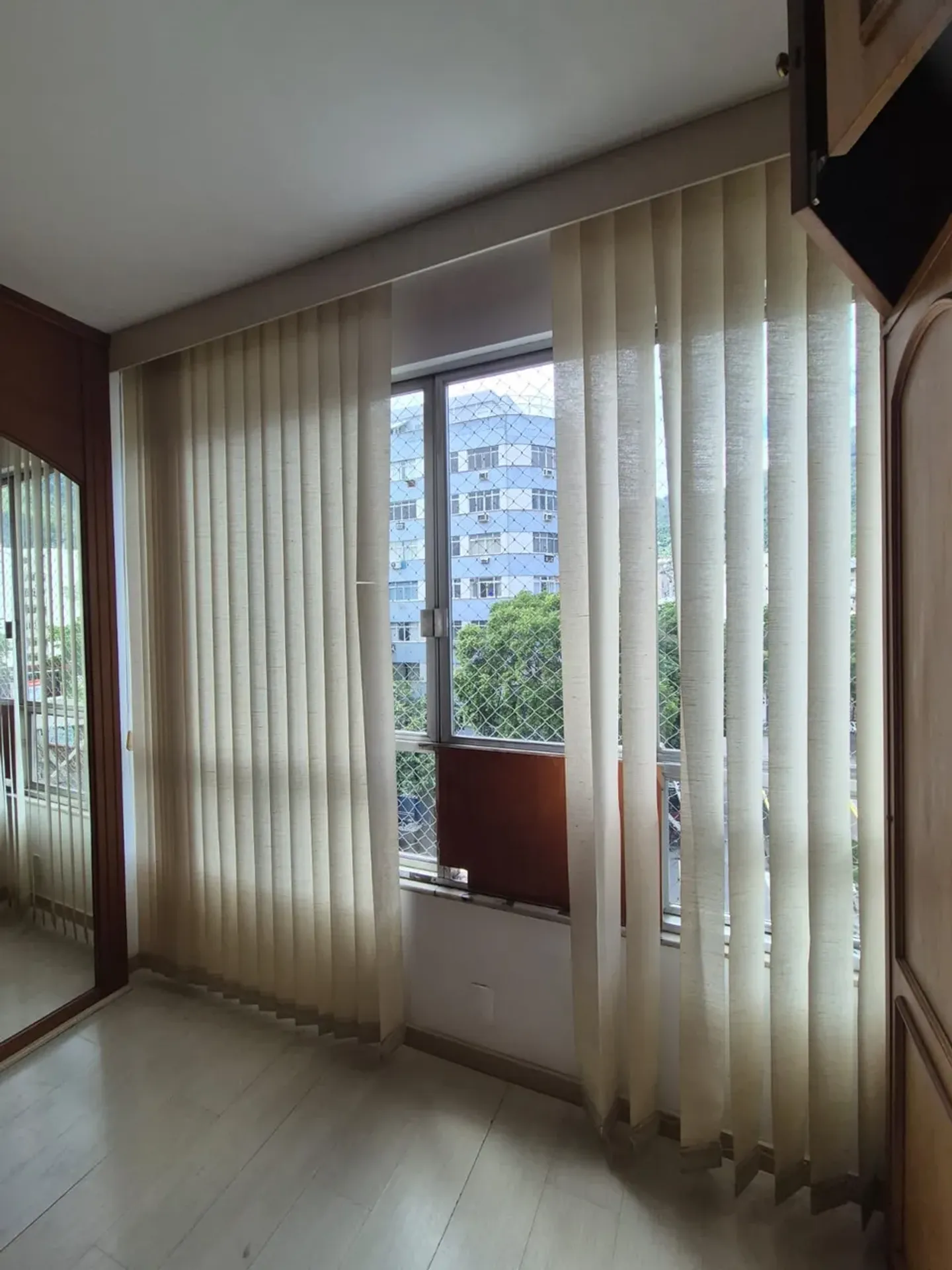 140 m² apartment with a bathtub and a home office — photo 30