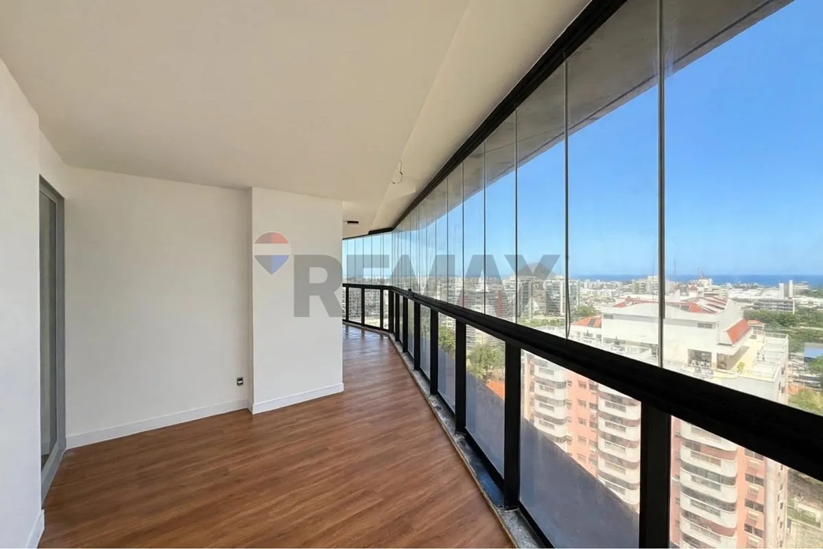 Glass-enclosed balcony in a 3-bedroom apartment, 119 m² — photo 6