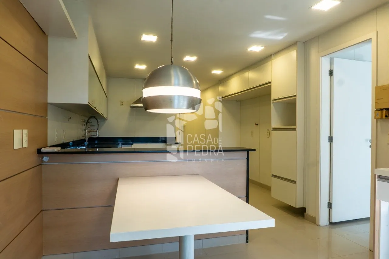 4-bedroom apartment with enclosed glass balcony — photo 47