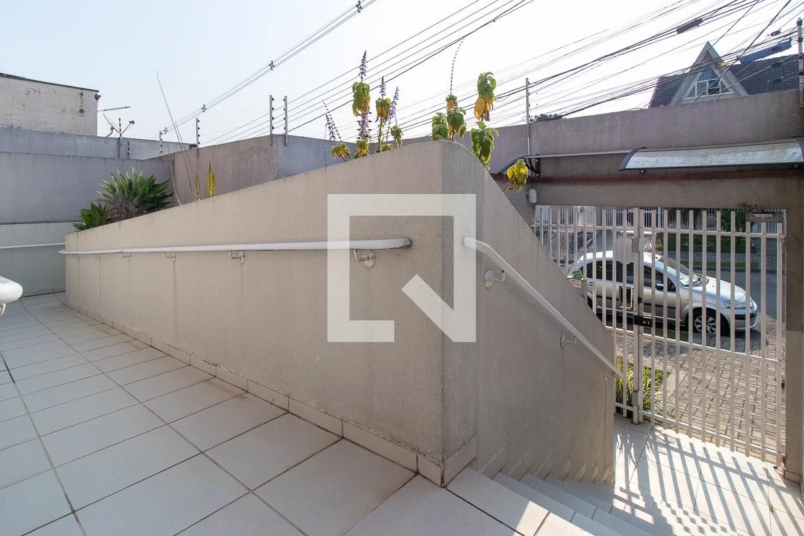 Balcony with a grill in a 2-bedroom apartment, 48 m² — photo 13