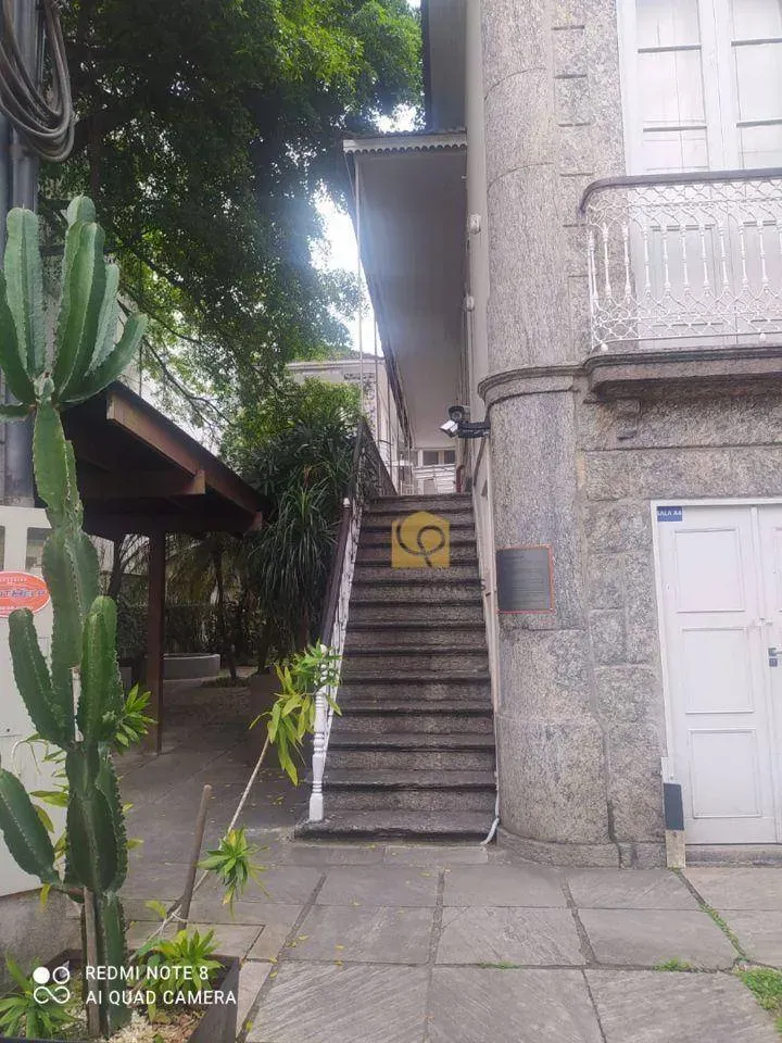 Casa com 2 dormitórios e piso de madeira na sala — photo 49