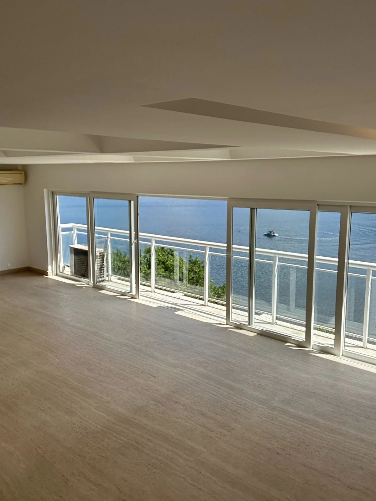 208 m² apartment with a bathtub and a water view