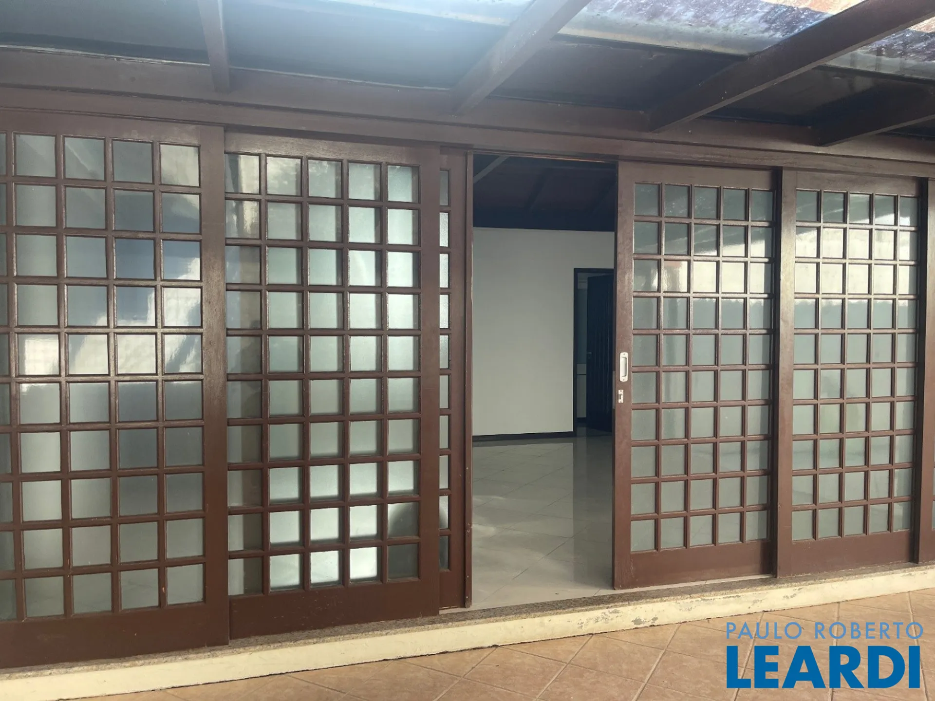 360 m² single-level house with 5 bedrooms and 5 parking
