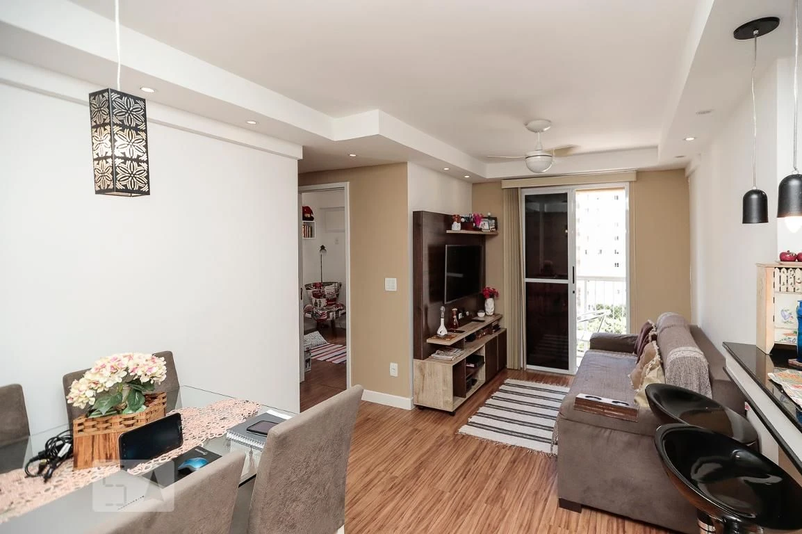 Apartamento mobiliado com 2 quartos e varanda