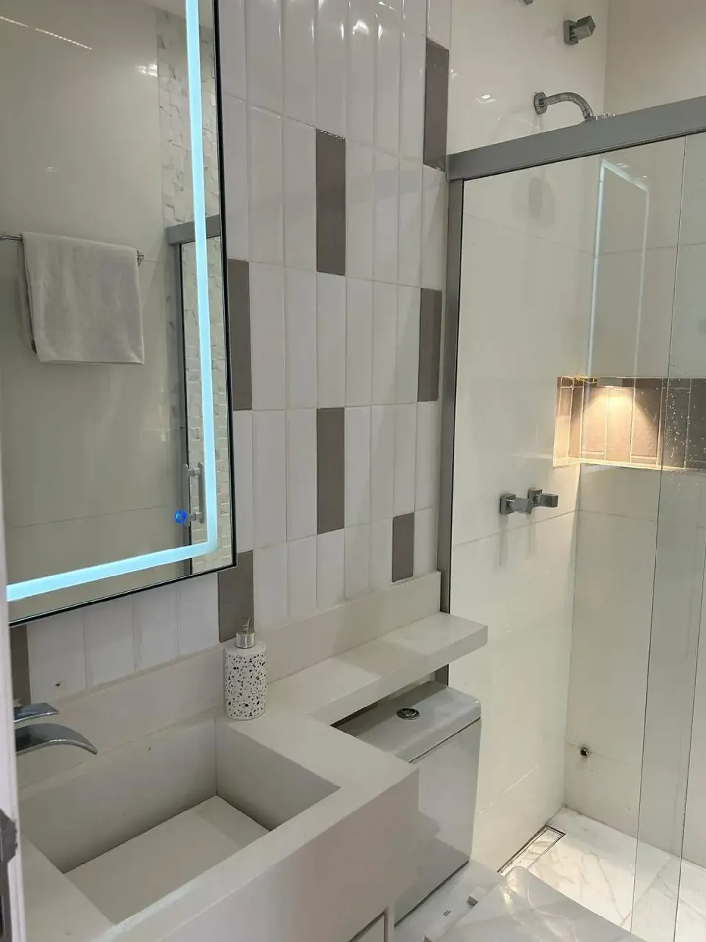 Furnished 250 m² apartment with 3 en-suite bedrooms — photo 18