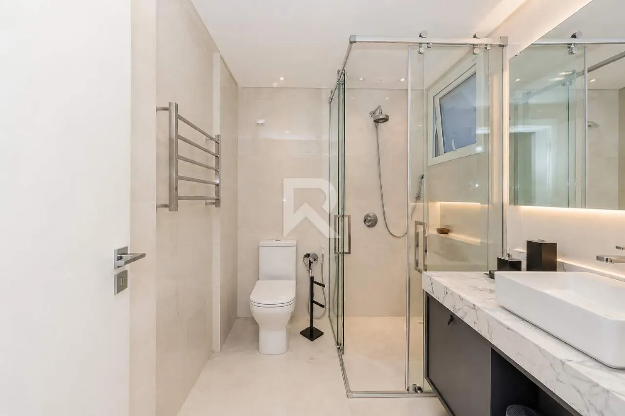 Furnished 635 m² house with 4 en-suite bedrooms and parking — photo 20