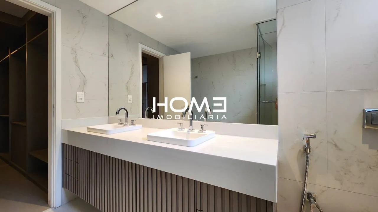 Furnished house, 357 m², with floor-to-ceiling windows — photo 15
