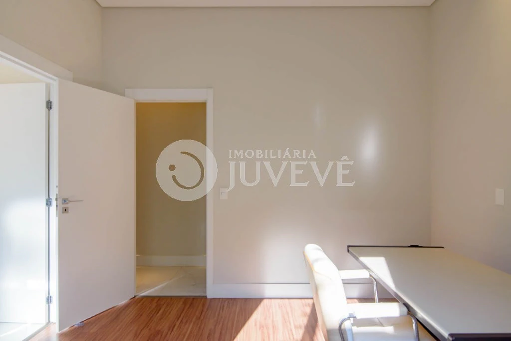 Furnished apartment, 104 m², with a glass-enclosed balcony — photo 30