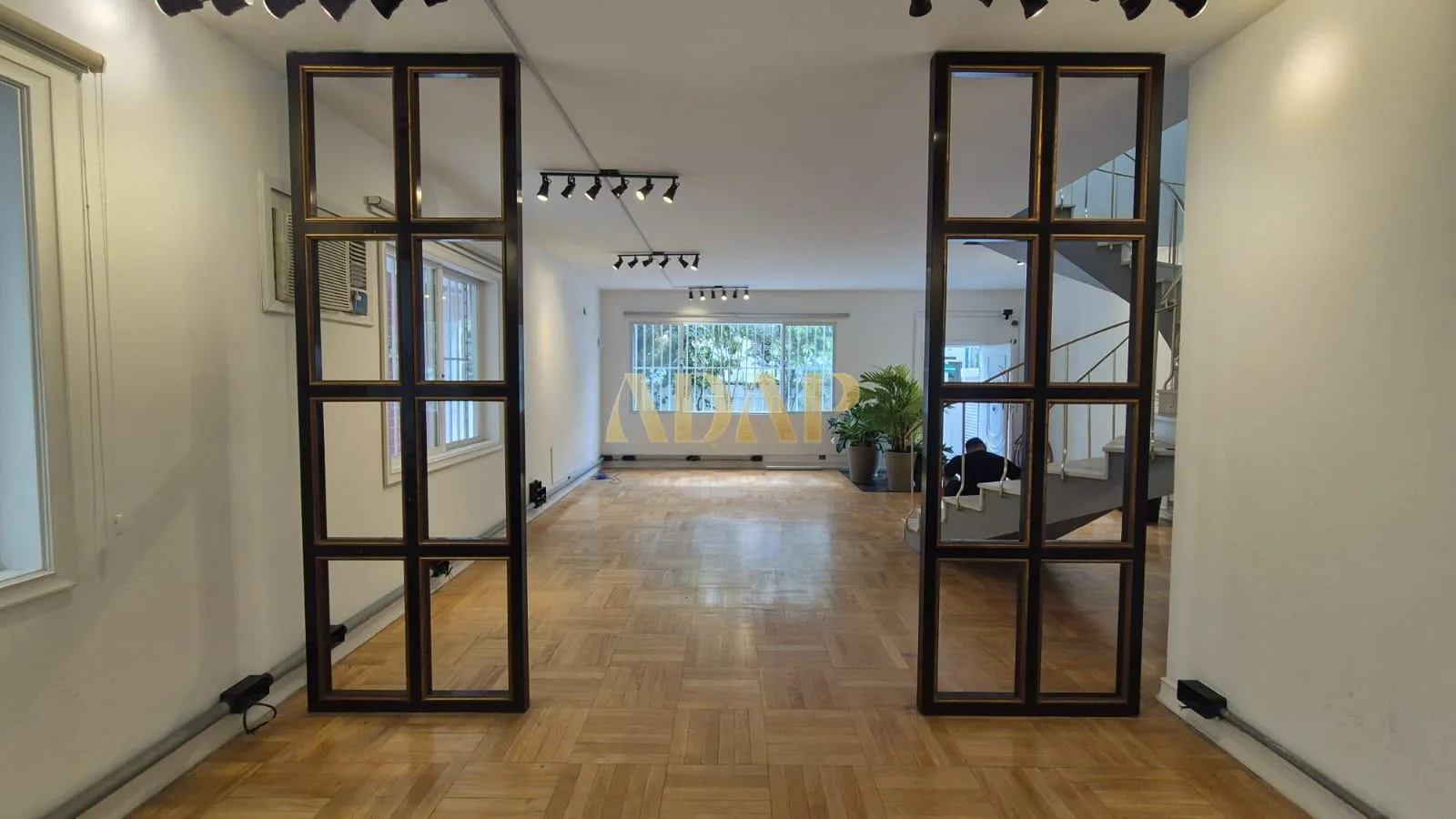 525 m² apartment with a home office and a bathtub — photo 11