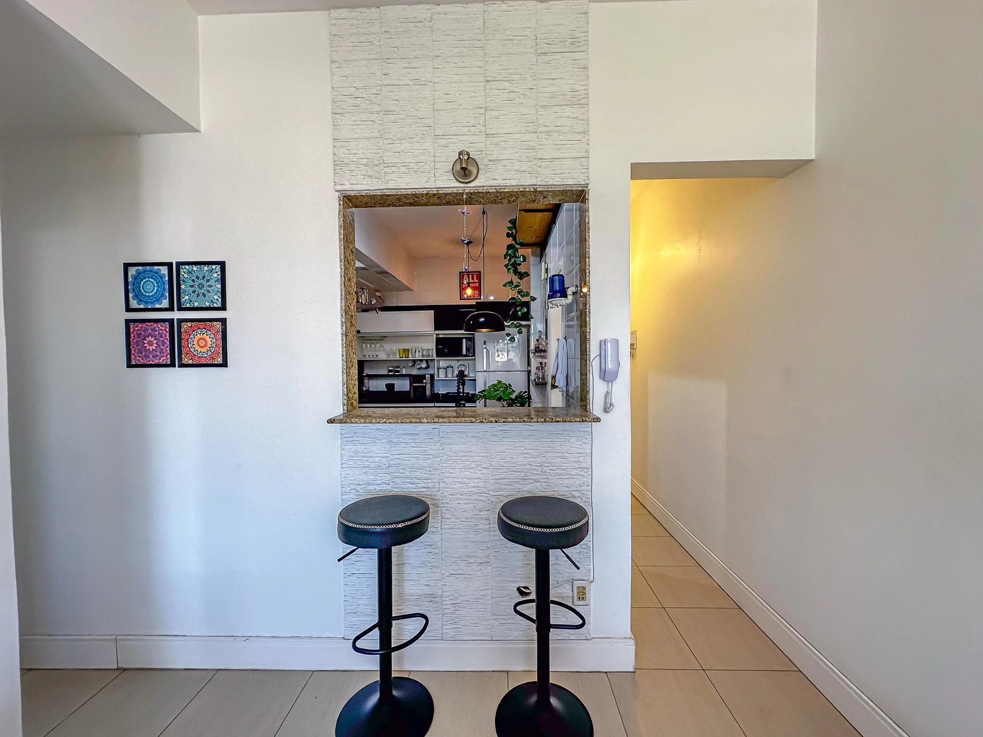 Furnished 1-bedroom apartment with an open kitchen — photo 2