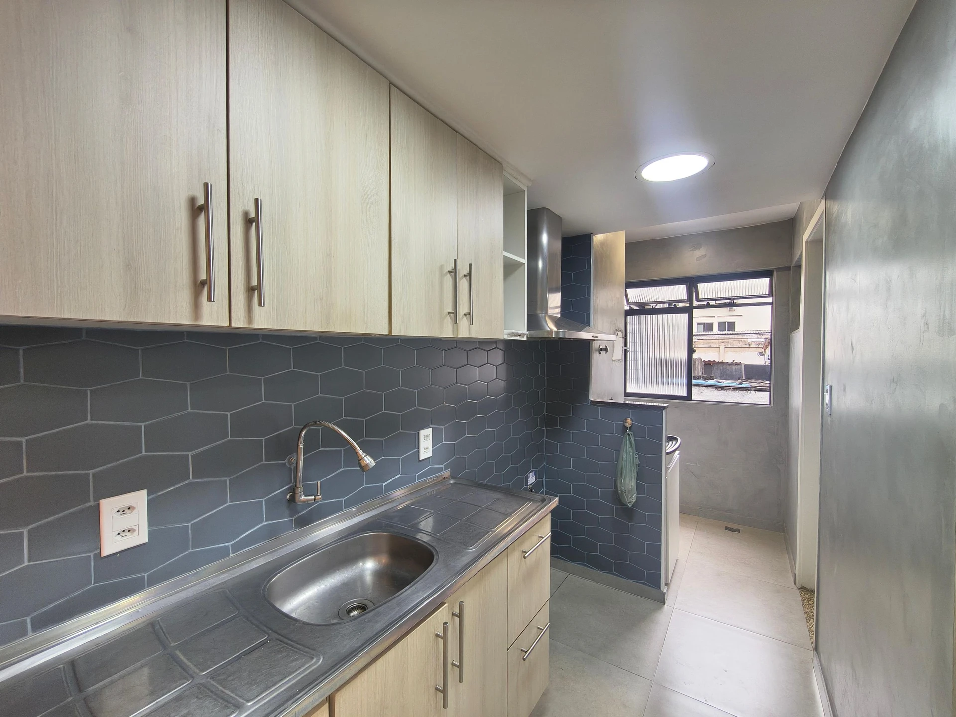 Unfurnished 2-bedroom apartment with a closed kitchen — photo 6