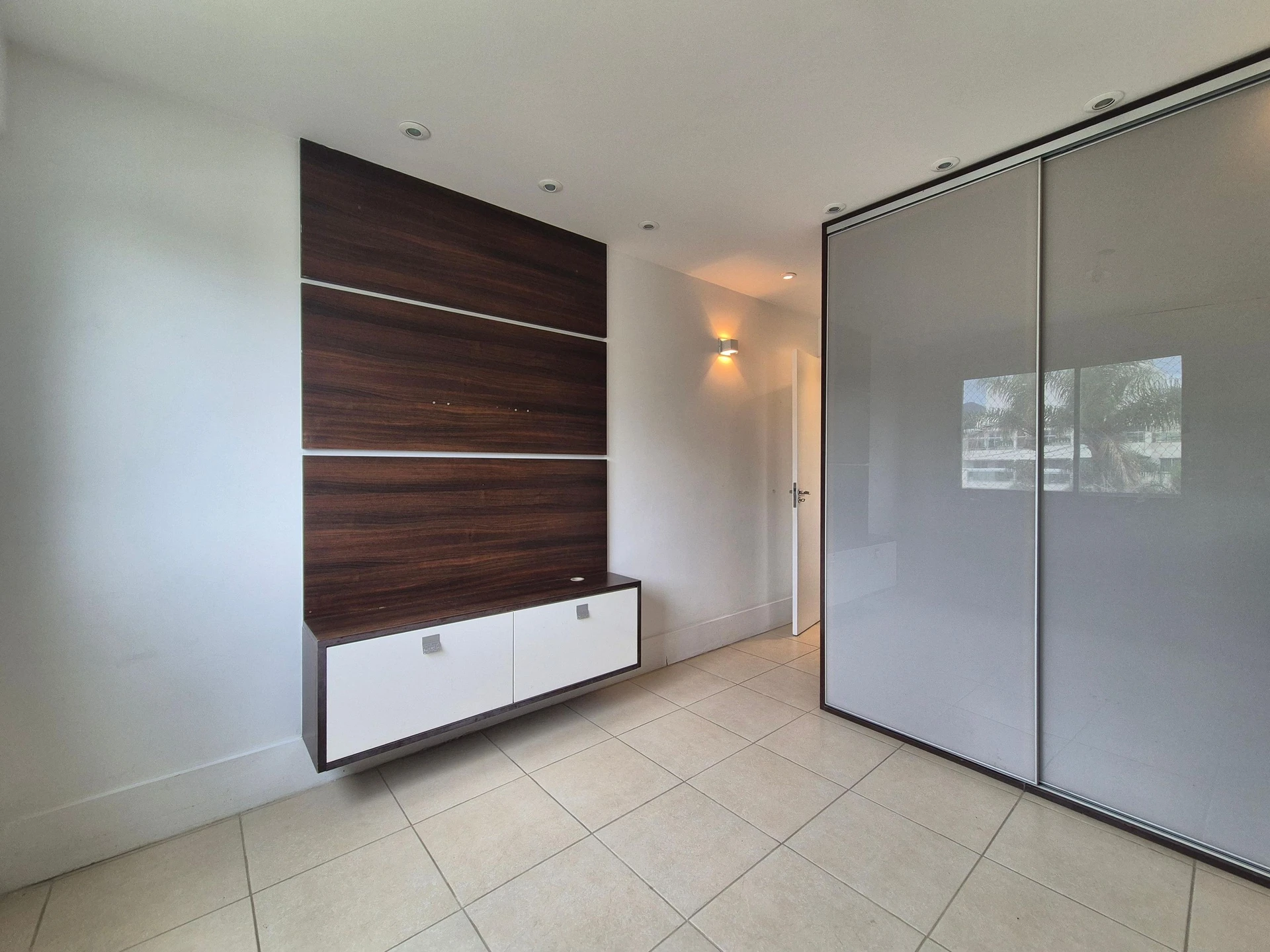 91 m² apartment with a home office and a mountain view — photo 9