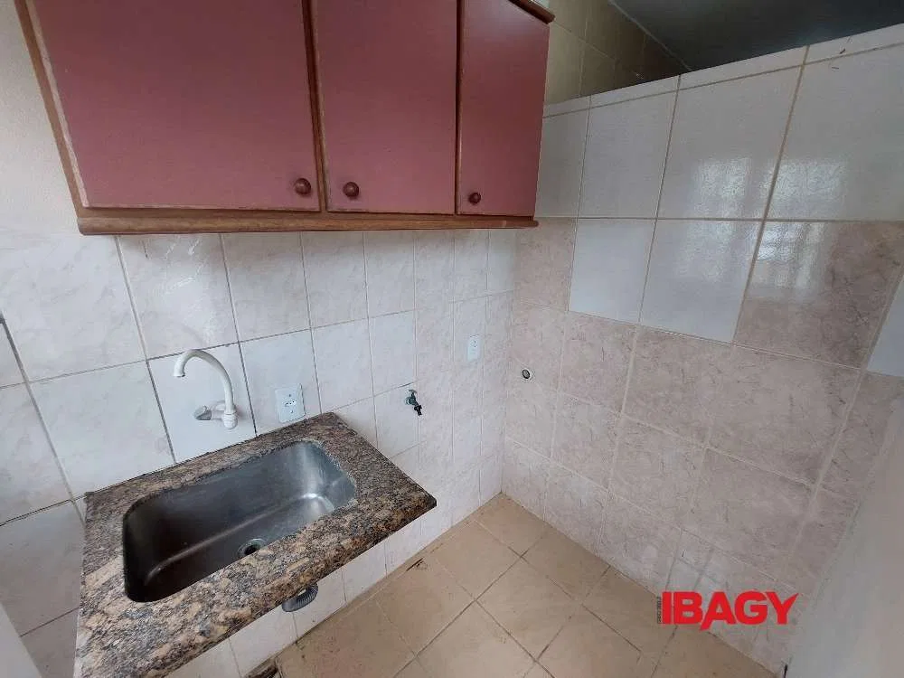 2-bedroom apartment with 1 bathroom and parking