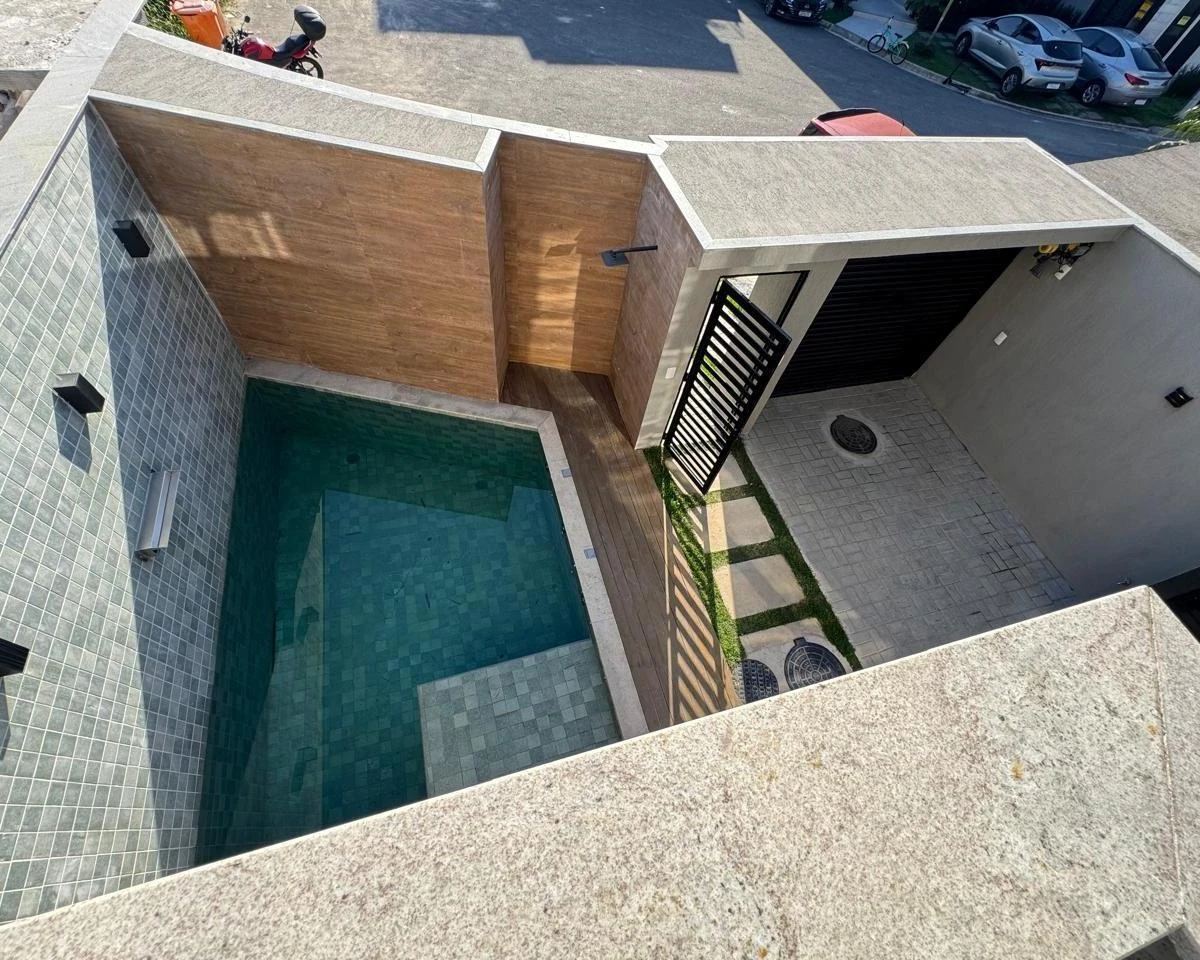 House, 240 m², with a glass-enclosed balcony — photo 10