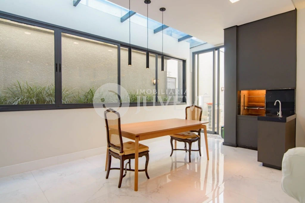 Furnished apartment, 104 m², with a glass-enclosed balcony — photo 2