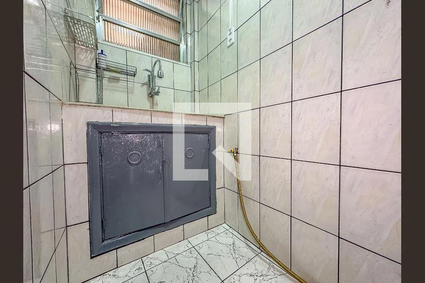 Studio com piso de madeira ou laminado, Centro — photo 2