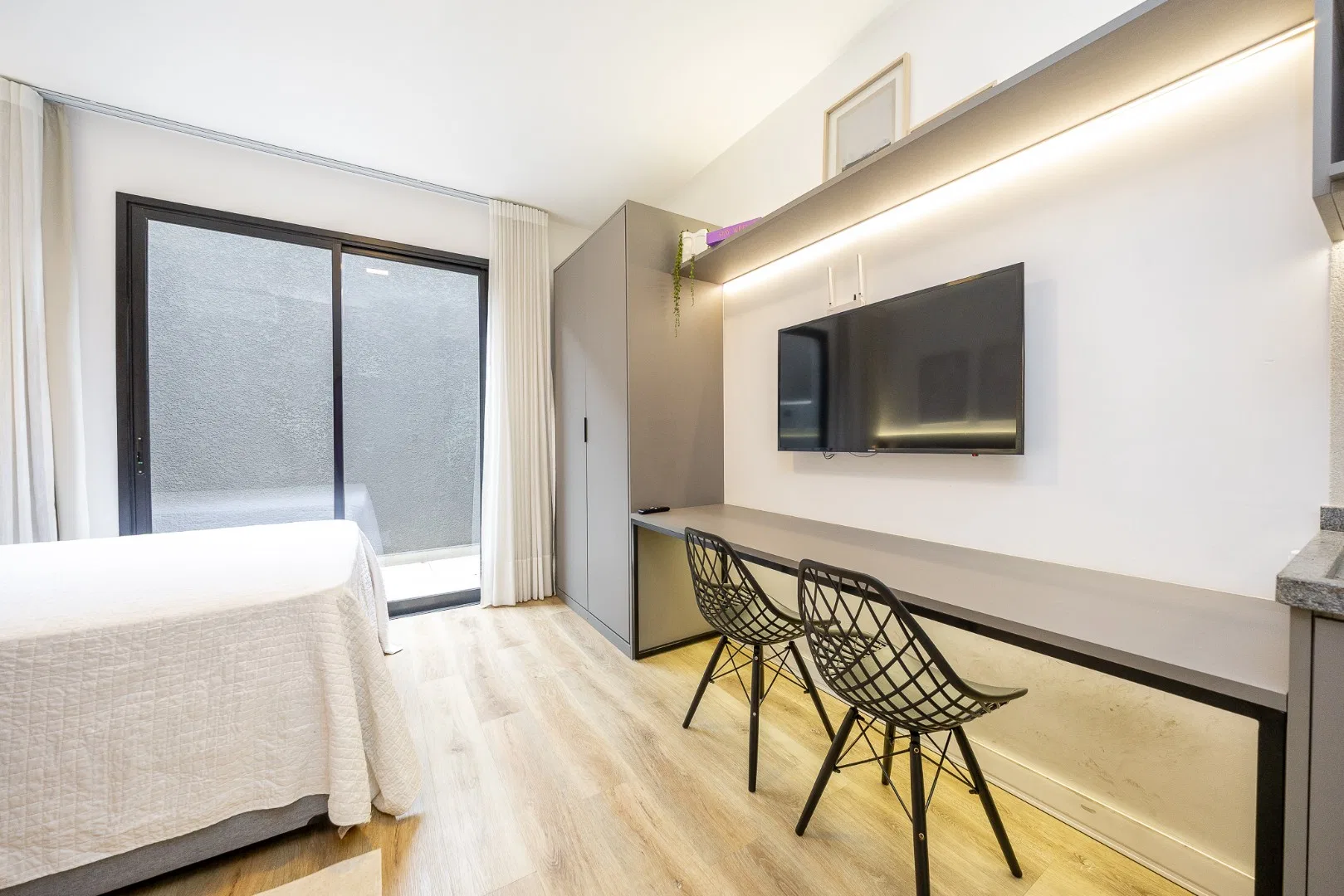 Furnished studio in a building with a gym — photo 3