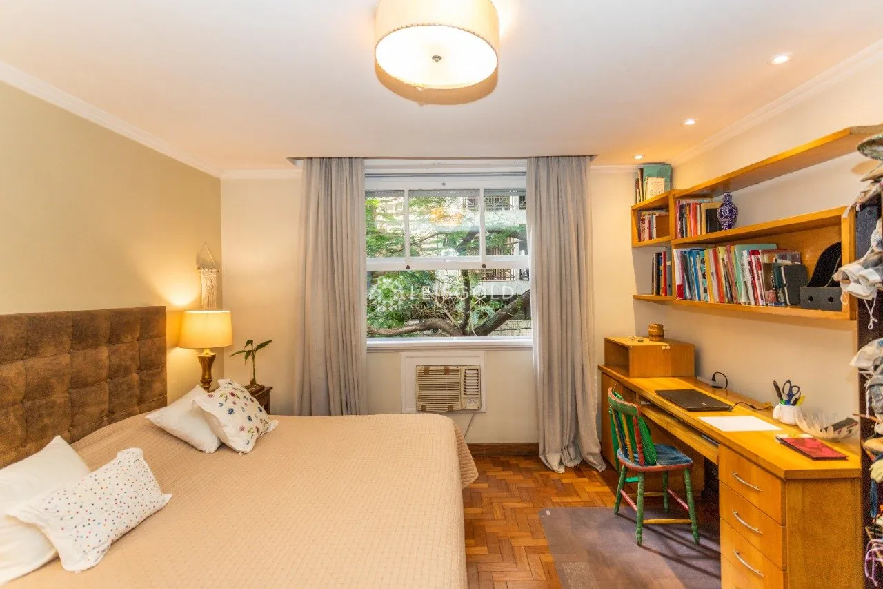 Home office in a 4-bedroom apartment, 220 m² — photo 22