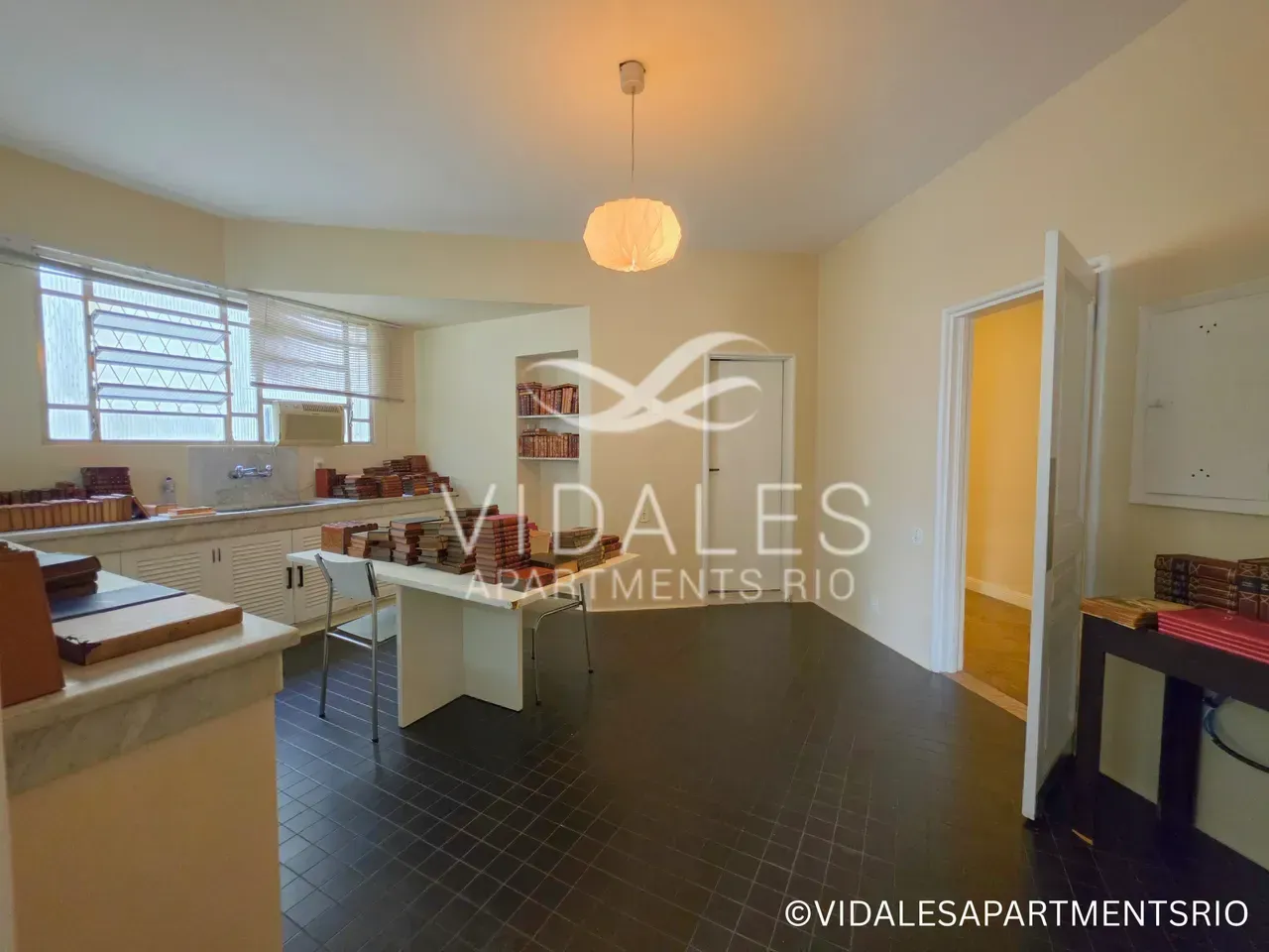 Unfurnished 4-bedroom apartment with a glassed-in balcony — photo 15