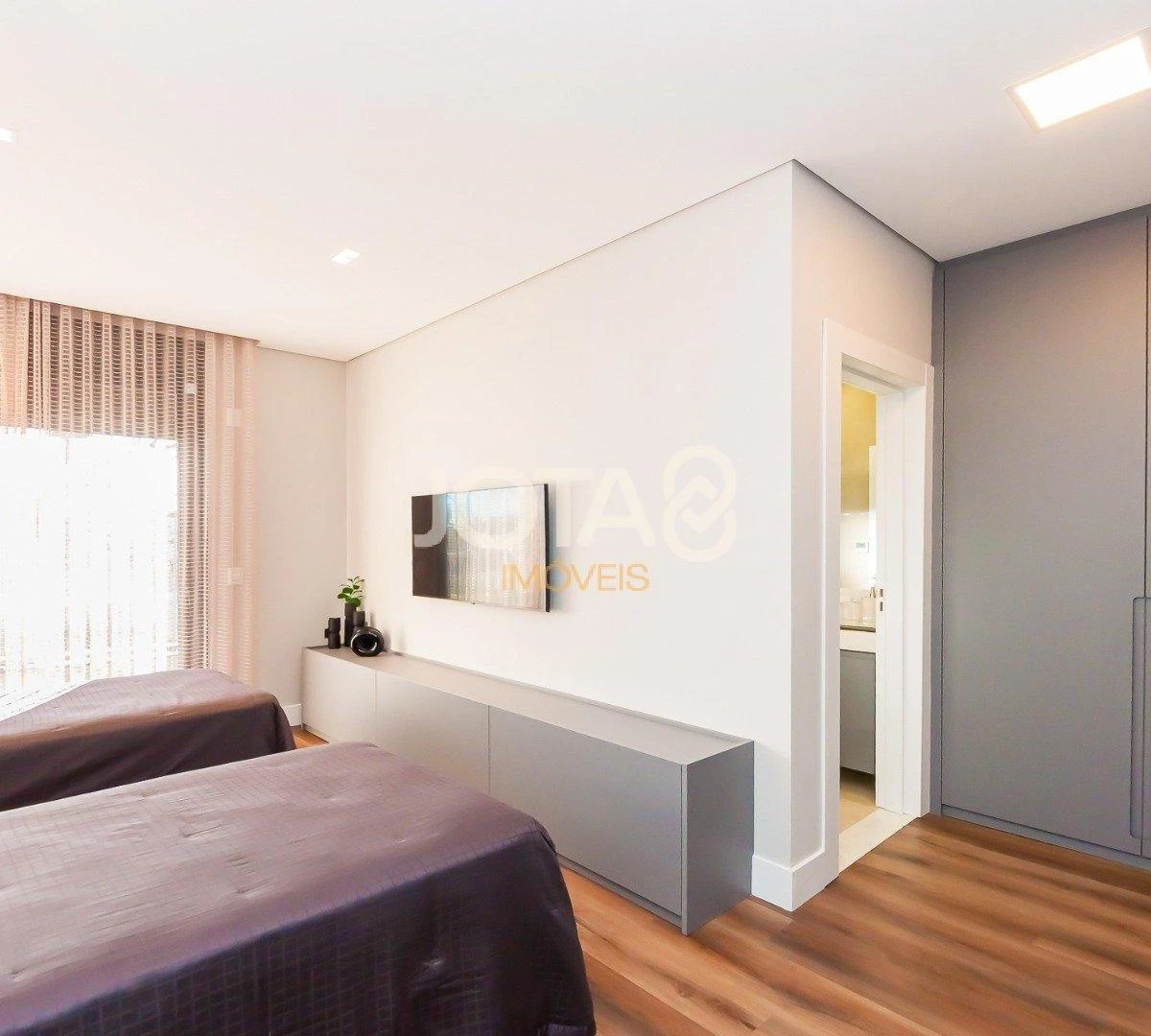 Floor-to-ceiling windows in a 4-bedroom house, 305 m² — photo 27