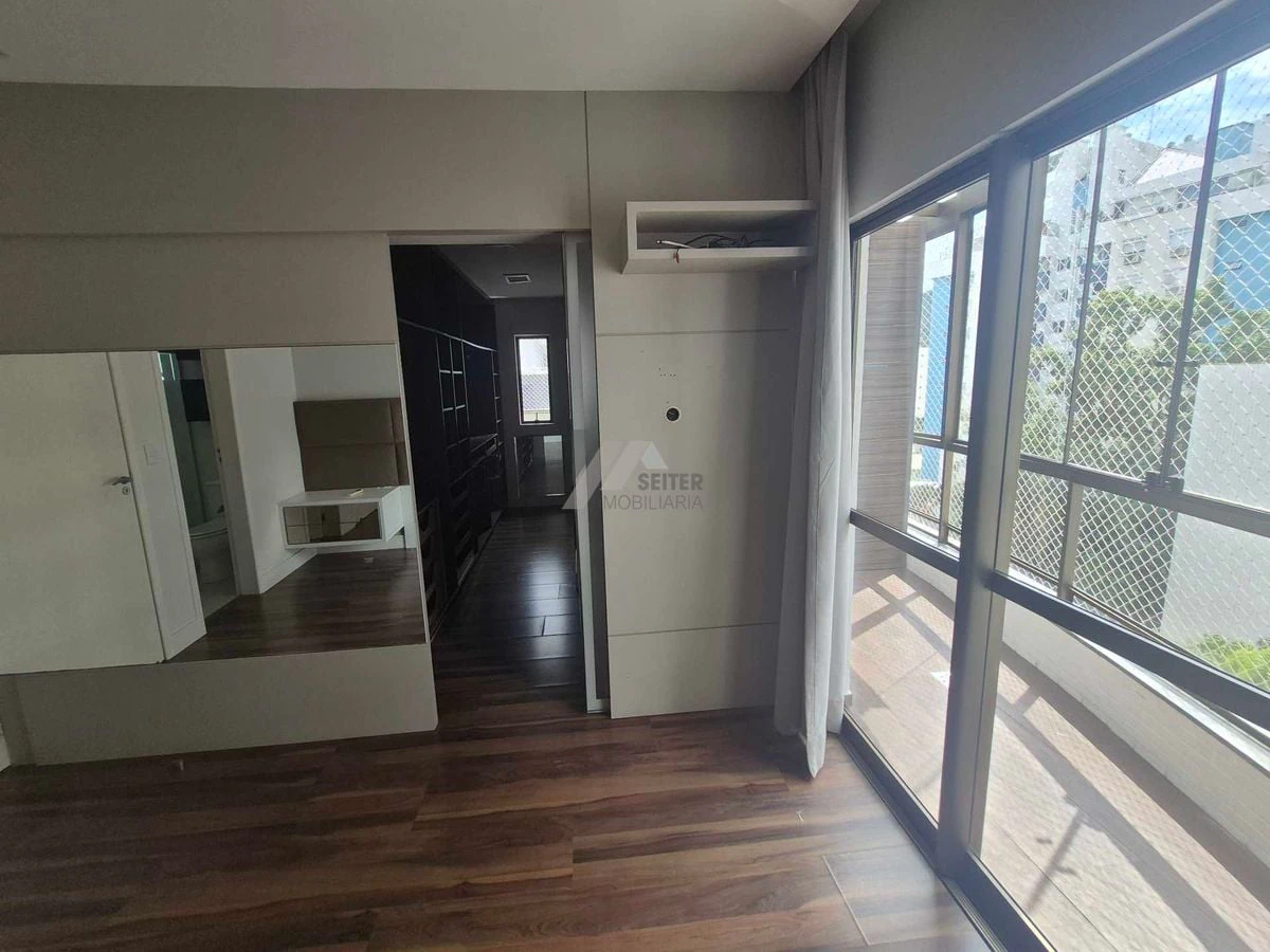 Balcony with a grill in a 3-bedroom apartment, 142 m² — photo 5