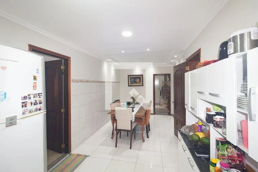 Walk-in closet in a 4-bedroom house, 250 m² — photo 9