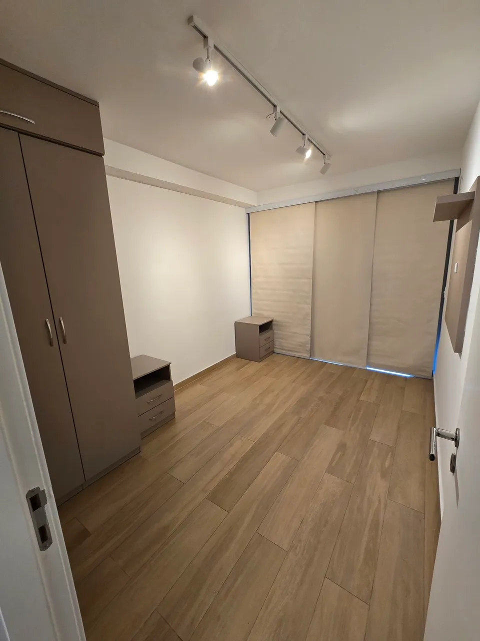 Glass-enclosed balcony in a one-bedroom apartment, 42 m² — photo 3