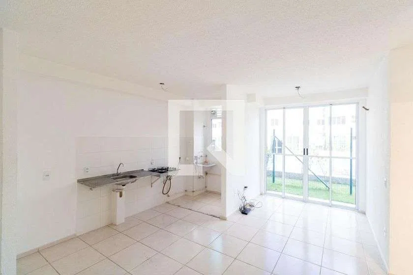 Apartamento de 2 quartos em condomínio com piscina