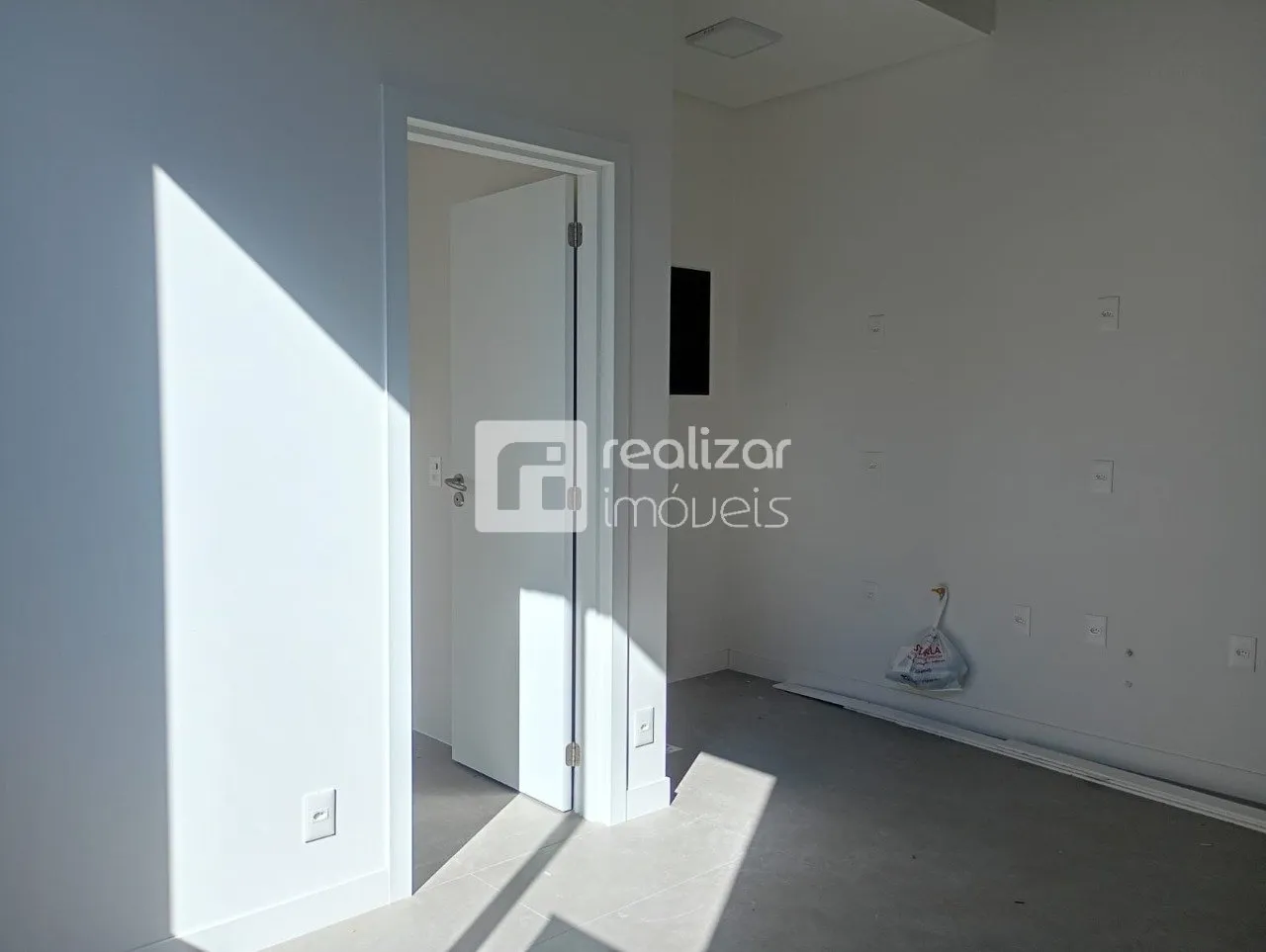 Furnished 1-bedroom apartment with open-plan kitchen — photo 30