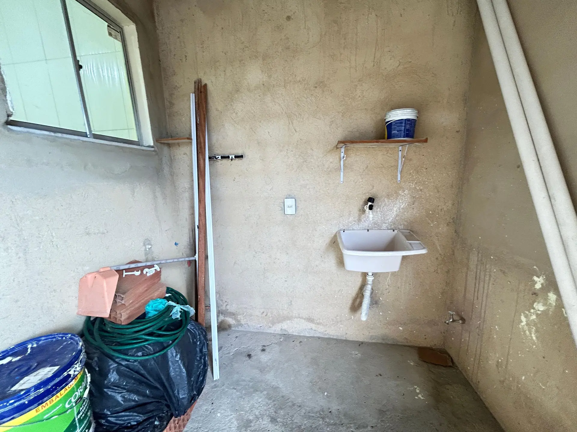 Unfurnished 1-bedroom house with a dedicated laundry area — photo 4