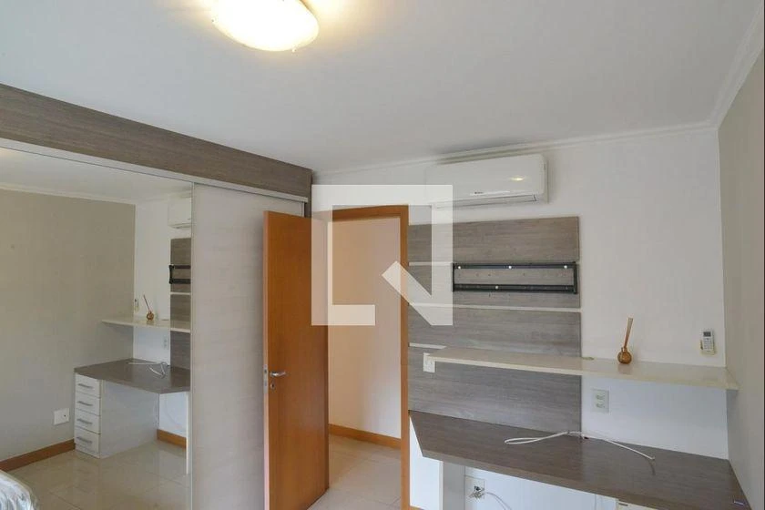 Glass-enclosed balcony in a 4-bedroom apartment, 233 m² — photo 29