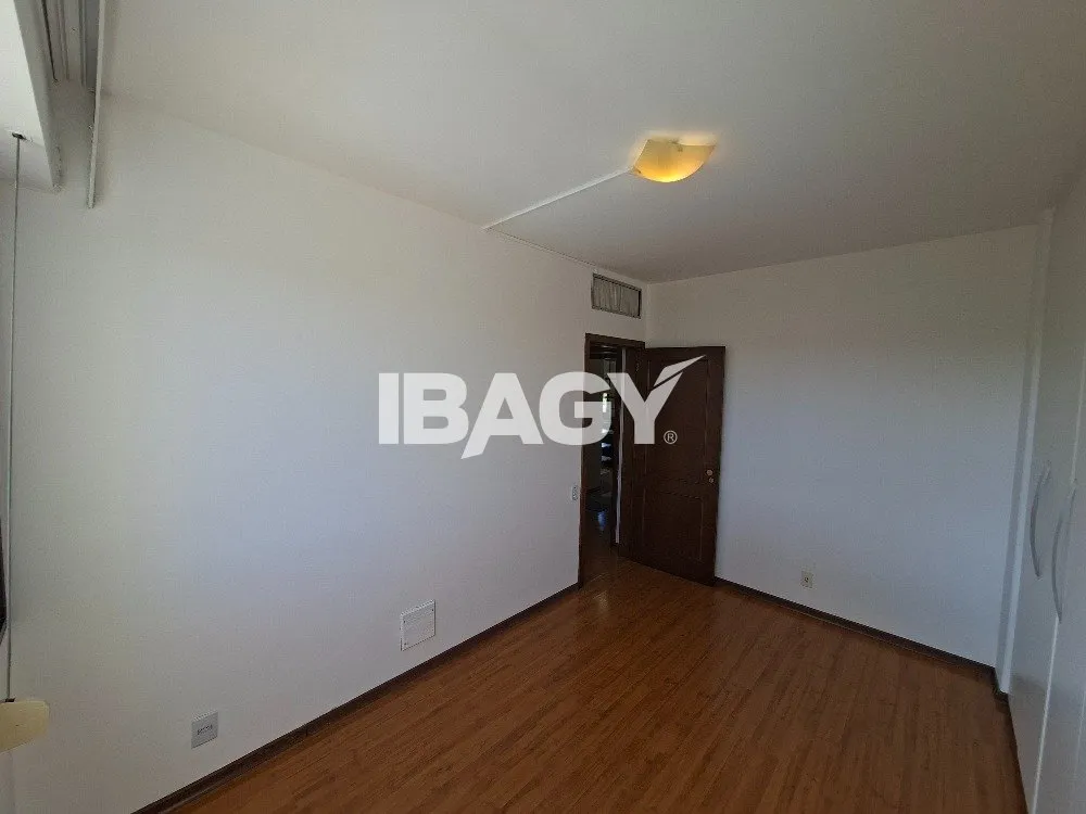 302 m² apartment with a water view and a bathtub — photo 19