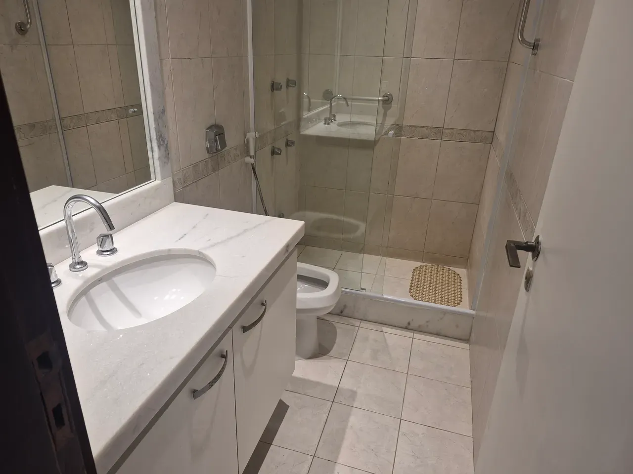 140 m² apartment with 3 bedrooms and an enclosed balcony — photo 13